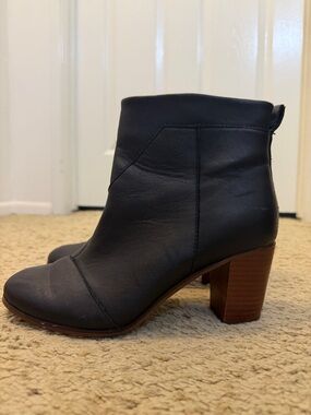Toms black leather boots